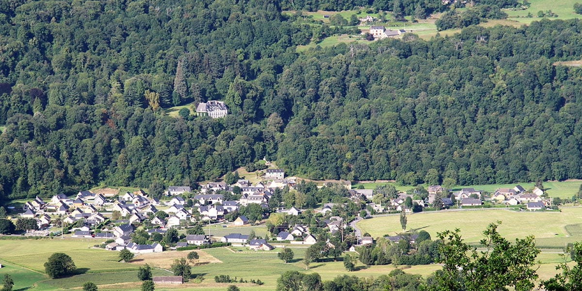 Adast, village au pied du château de Miramont dans la vallée d'Argelès-Gazost, Hautes-Pyrénées, cadre idéal pour la méditation