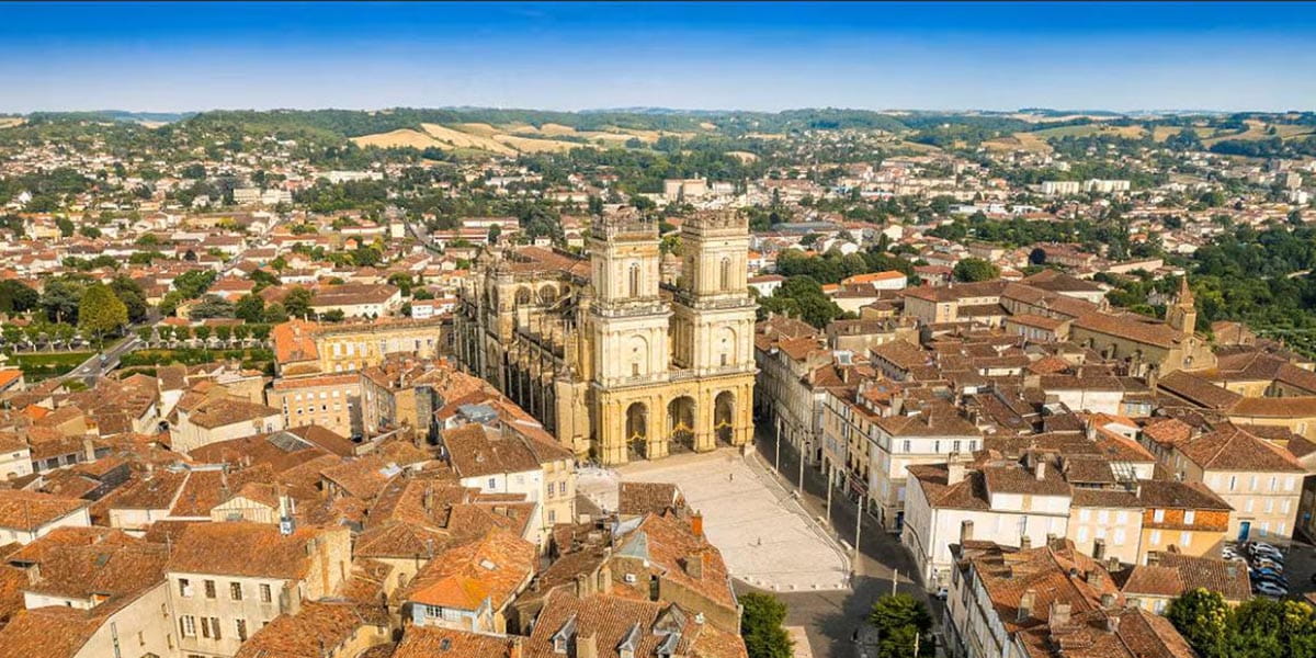 Auch, cathédrale Sainte-Marie et escalier monumental dominant la vallée du Gers, cadre idéal pour la méditation en Gascogne