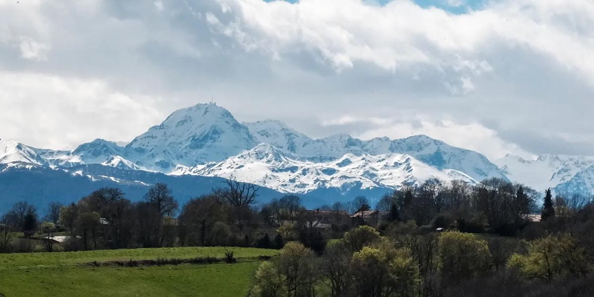 Aucun, village du Val d'Azun avec sa tour médiévale, Hautes-Pyrénées, cadre idéal pour la méditation