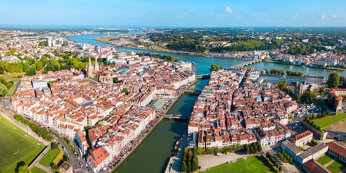Bayonne, cathédrale Sainte-Marie et quais de la Nive au Pays Basque, cadre idéal pour la méditation