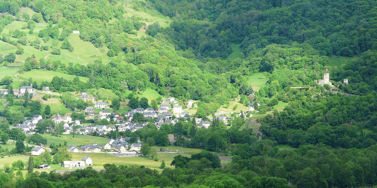 Beaucens, village et château médiéval du Donjon des Aigles dans la vallée des Gaves, Hautes-Pyrénées, lieu de méditation et de bien-être