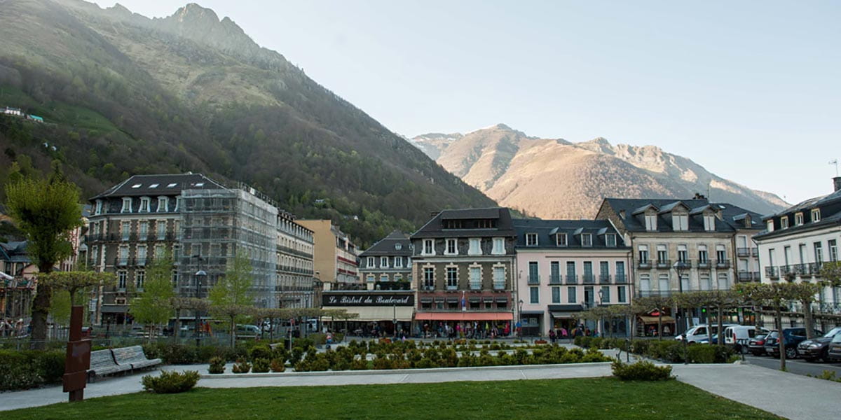 Cauterets, station thermale et village de montagne au cœur des Hautes-Pyrénées, cadre idéal pour la méditation et le bien-être
