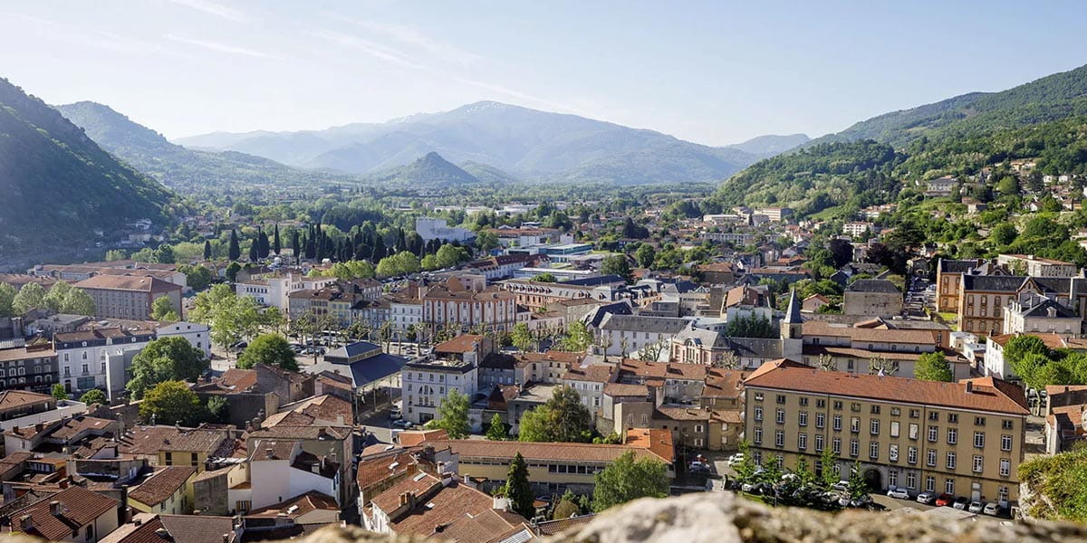 Foix, château des comtes de Foix aux trois tours dominant l'Ariège, cadre idéal pour la méditation en Pyrénées cathares