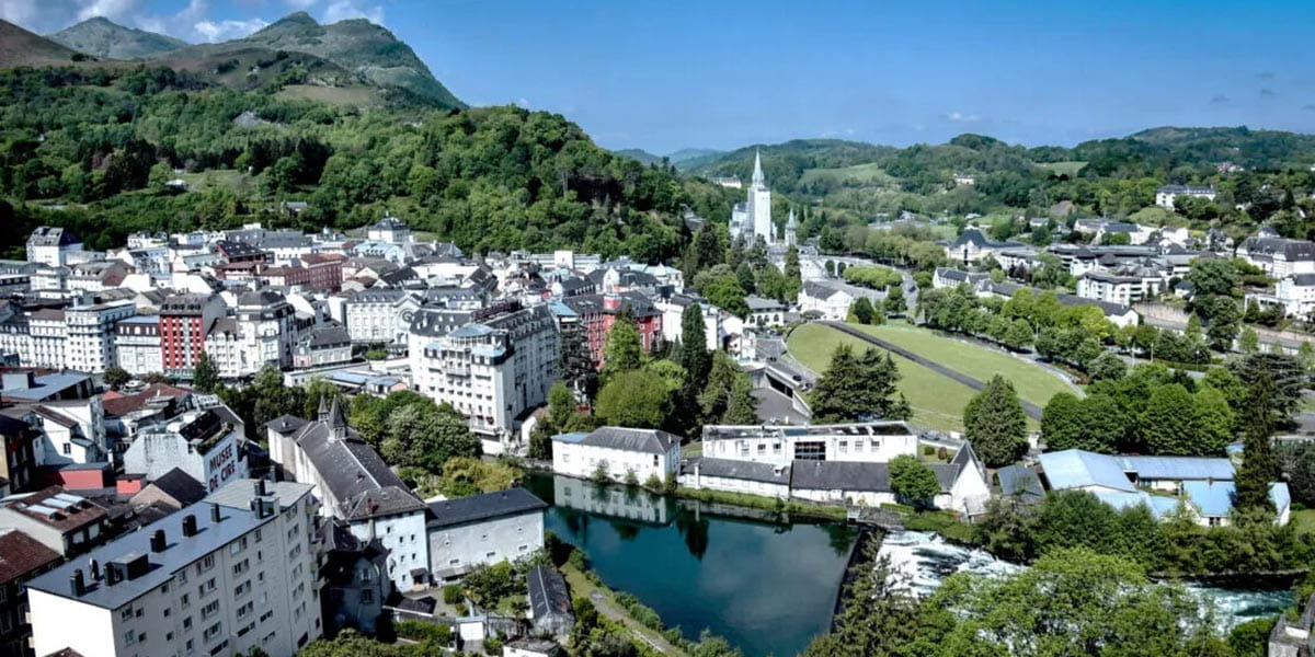 Lourdes, cité mariale et porte des Pyrénées, cadre idéal pour la méditation et le recueillement intérieur