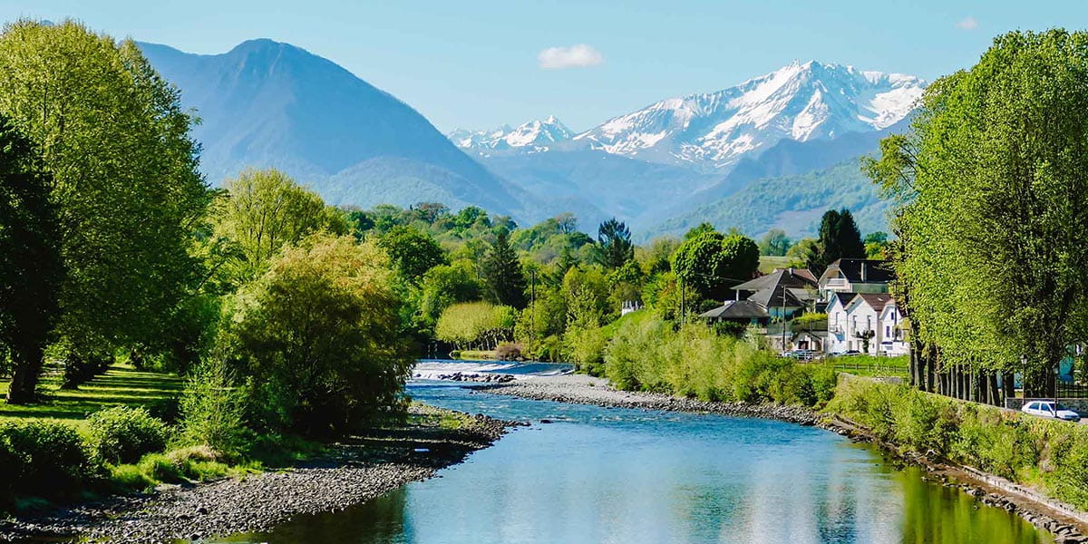 Nay, bastide béarnaise à arcades au bord du gave de Pau, cadre idéal pour la méditation au piémont pyrénéen