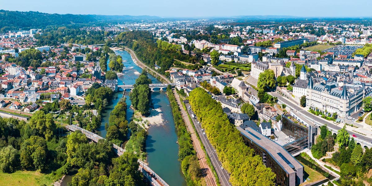 Pau, le boulevard des Pyrénées et le château d'Henri IV face aux montagnes, cadre idéal pour la méditation