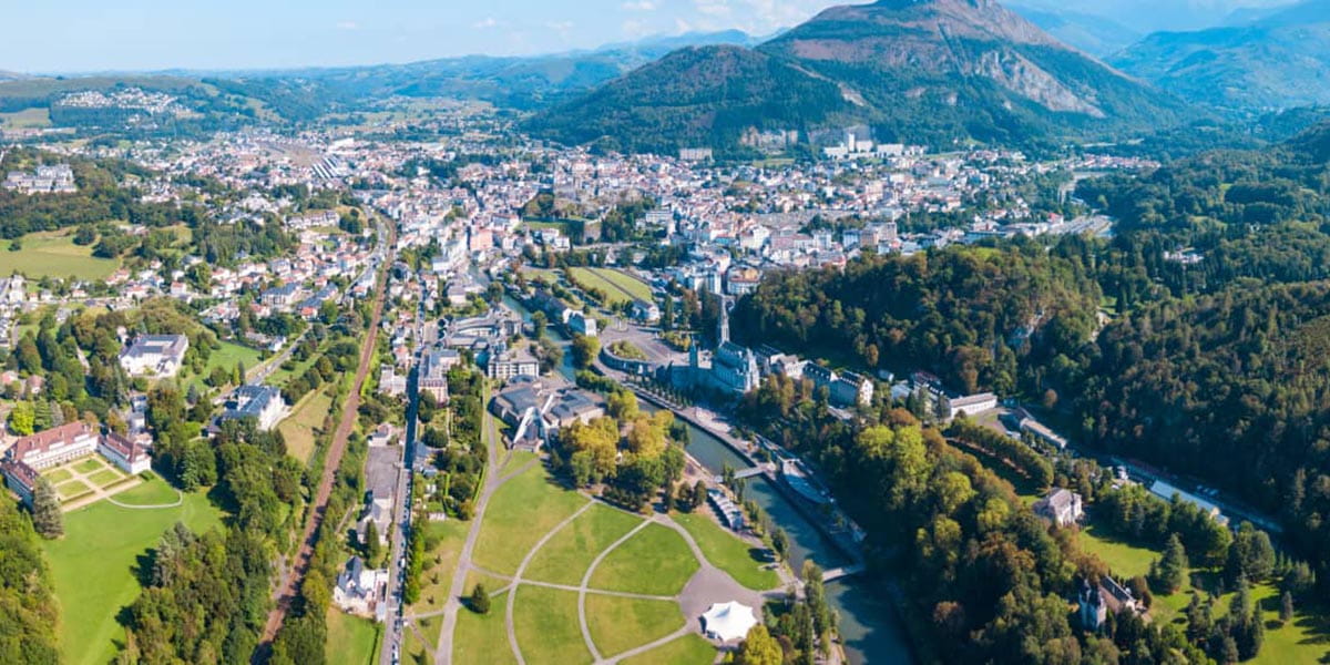 Tarbes, capitale de la Bigorre avec le Jardin Massey et la chaîne des Pyrénées, cadre idéal pour la méditation
